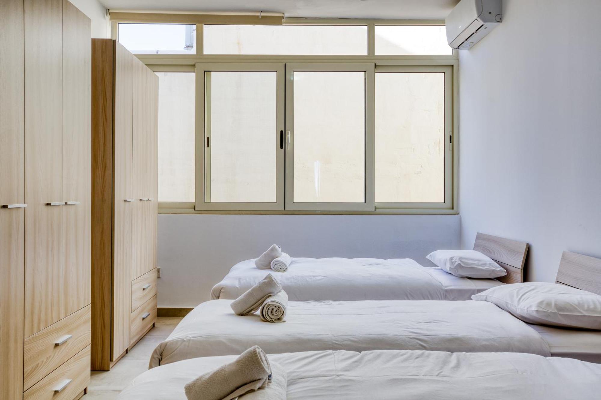 Seafront Sliema Apartment With Balcony & Sea Views By Jl Exteriér fotografie