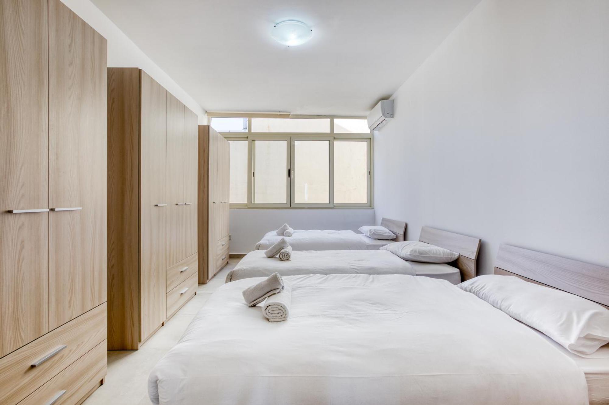 Seafront Sliema Apartment With Balcony & Sea Views By Jl Exteriér fotografie